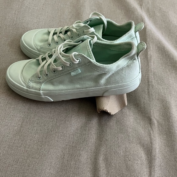 UGG Aries Sneakers - Picture 3 of 11